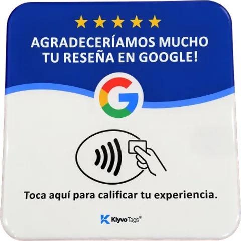 Placa NFC de Klyvo Tags con la frase "Agradeceríamos mucho tu reseña en Google" y el ícono para acercar el teléfono